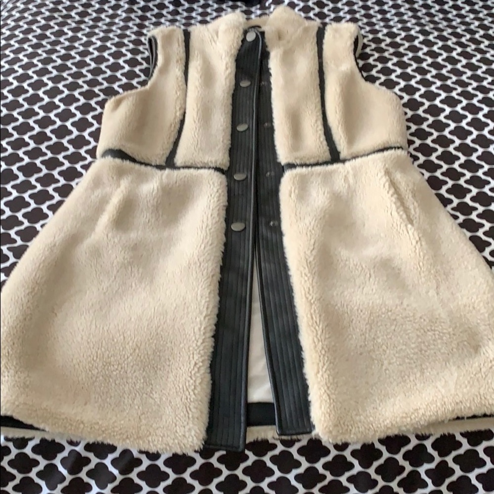 Nic + Zoe Long fleece vest with pockets .